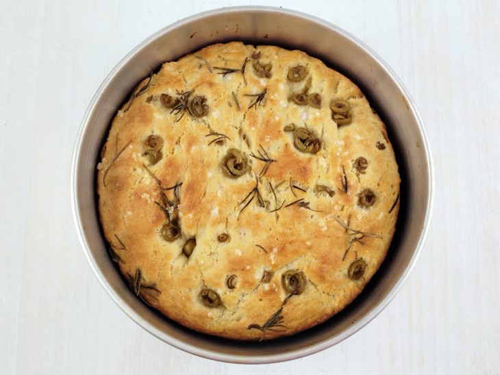 Focaccia saída do forno, já assada.