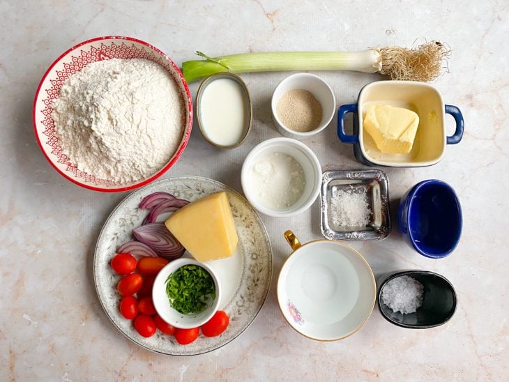 Uma bancada com os ingredientes.