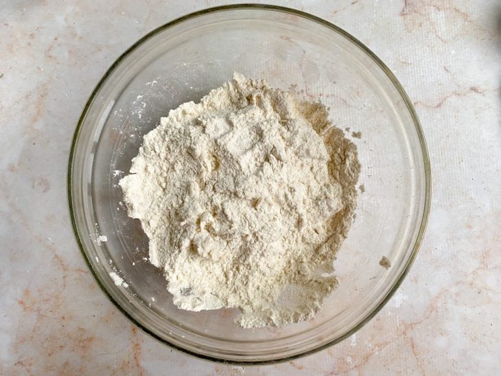 Uma tigela com a mistura dos ingredientes secos.