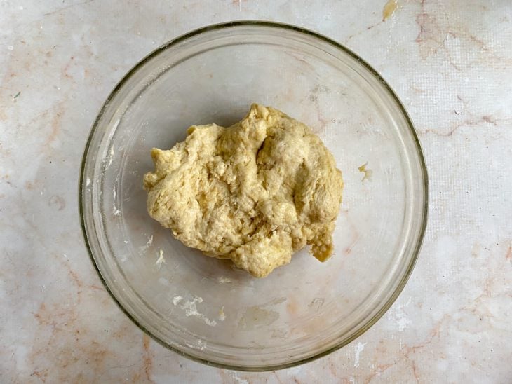 Uma tigela com a mistura de todos os ingredientes da massa.