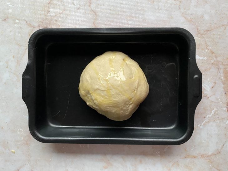 Uma assadeira com a massa da focaccia.