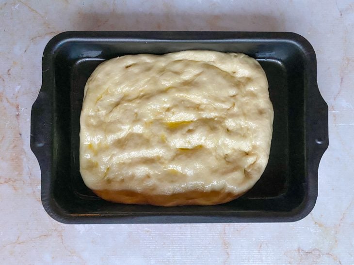 Massa da focaccia aberta na assadeira.