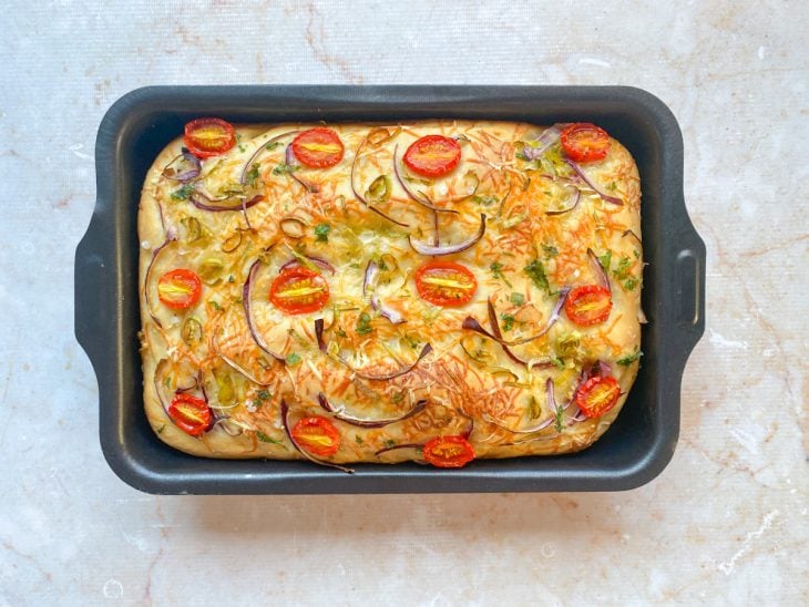 Assadeira com focaccia após assar.