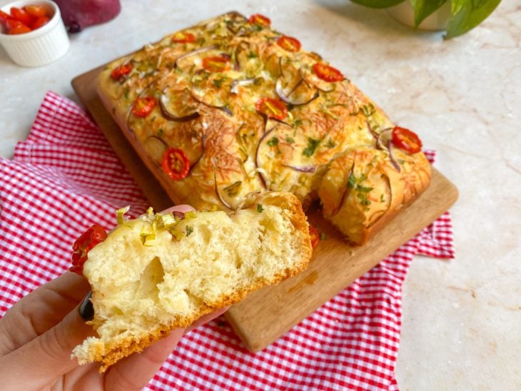 Uma tábua com focaccia simples.