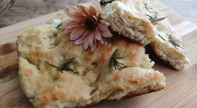 Focaccia simples com alecrim