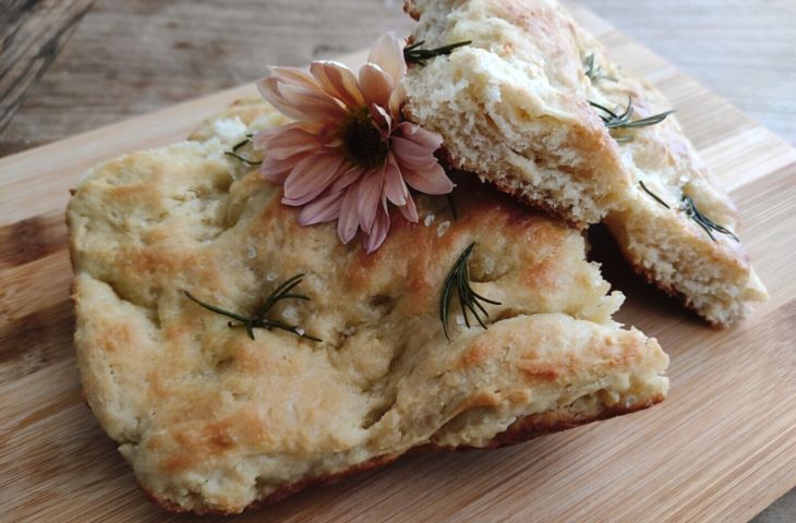Focaccia simples com alecrim