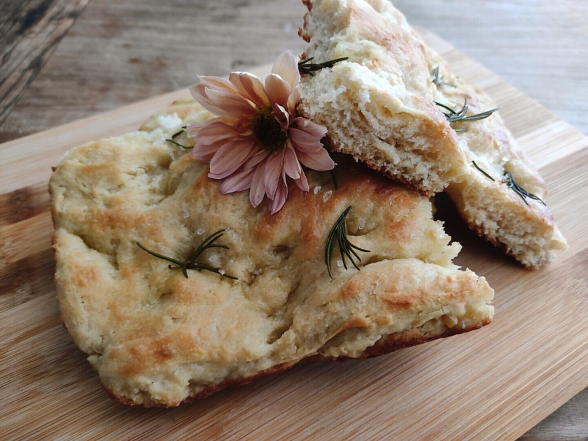 Focaccia simples com alecrim