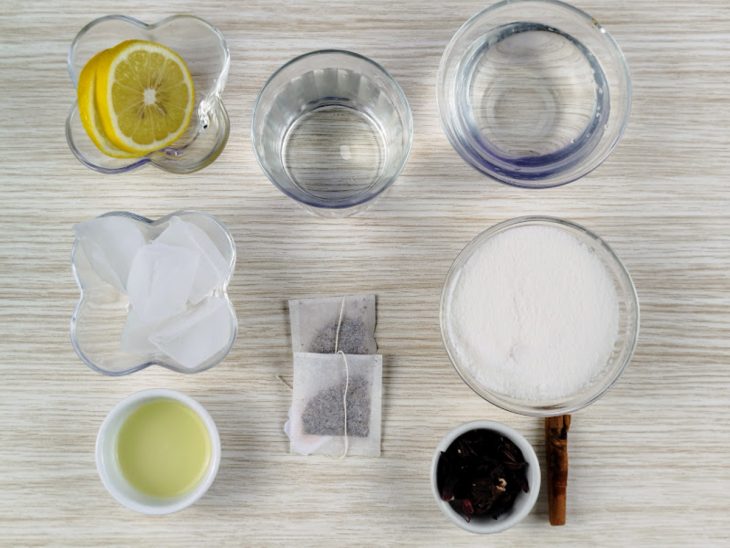 Ingredientes reunidos numa bancada.