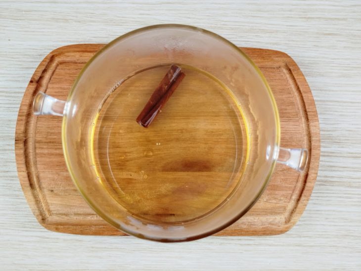 Água, açúcar e canela em pau.