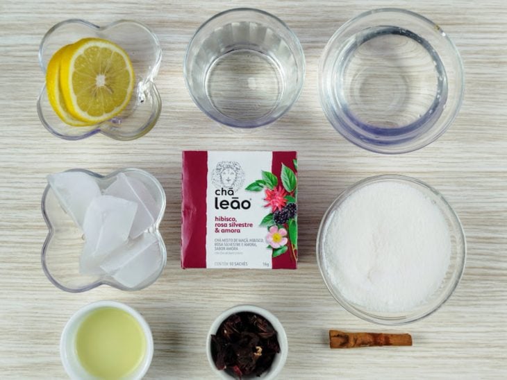 Ingredientes reunidos para o preparo da bebida.