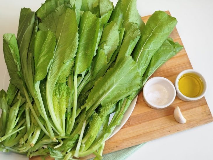 Uma bancada com os ingredientes separados.