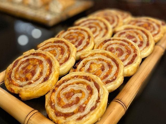 Folhado de linguiça Blumenau com queijo