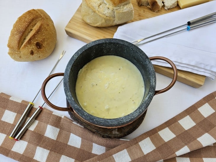 Panela de fondue de queijo.