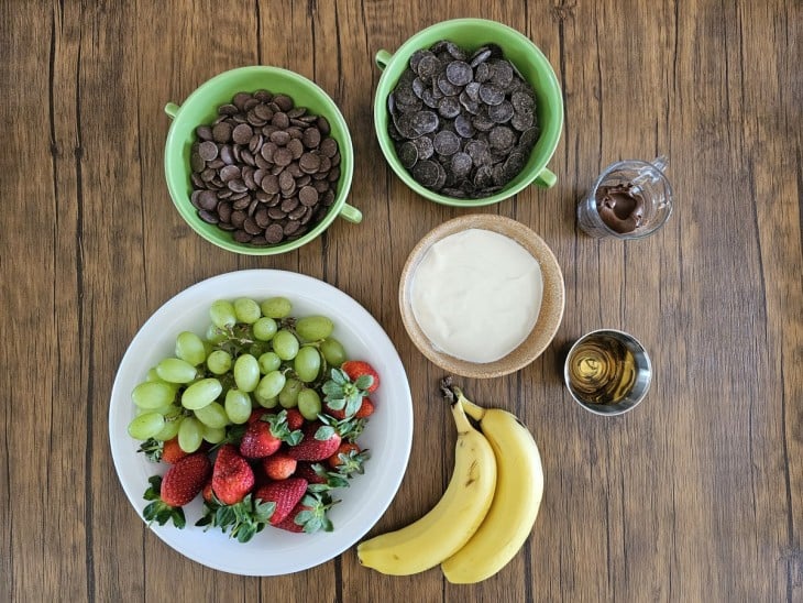 Uma bancada com os ingredientes da receita separados.