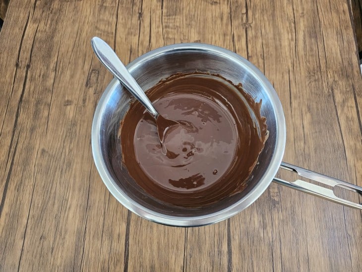 Uma panela com chocolate derretido.