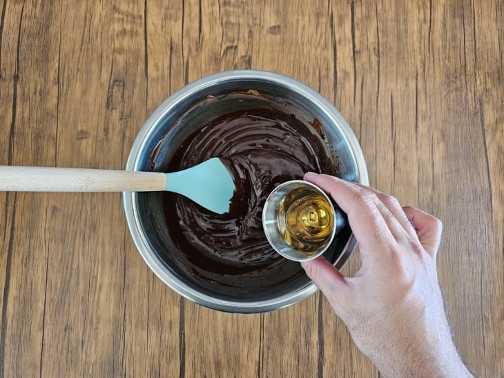 Uma panela com ganache e conhaque.