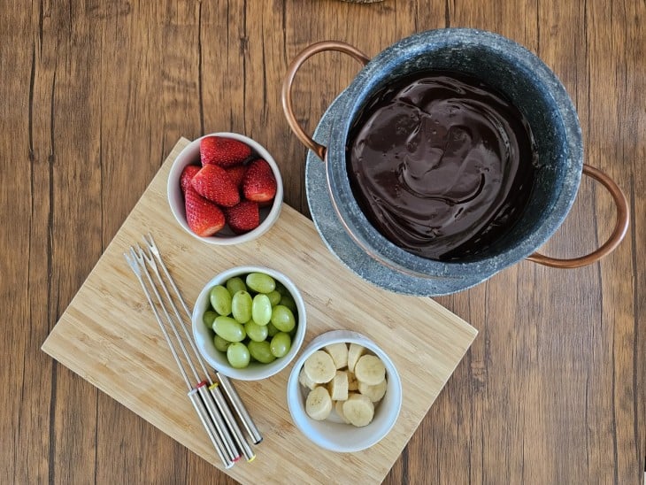 Uma panela com fondue de chocolate.