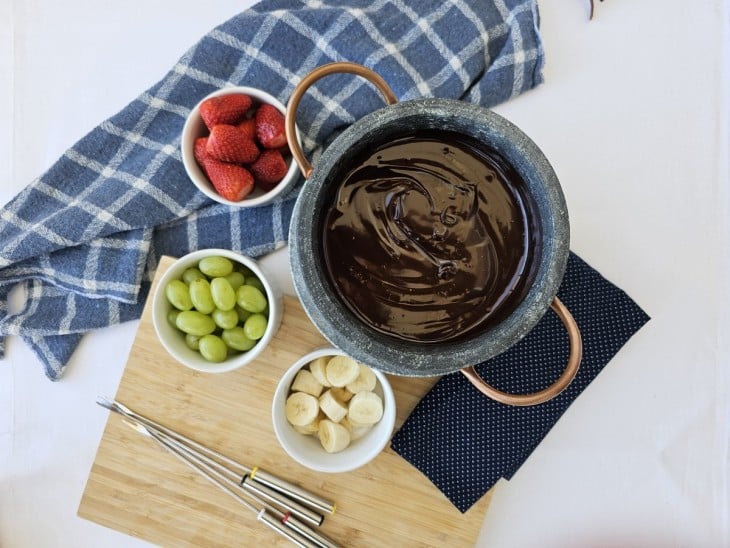 Uma panela com fondue de chocolate.