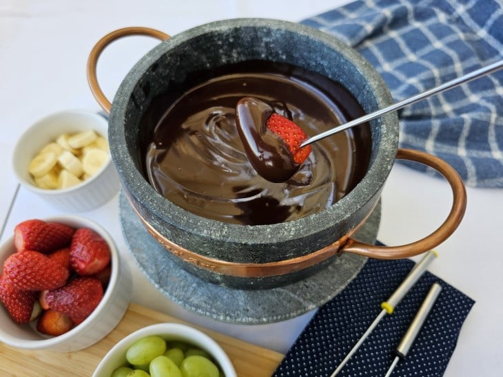 Uma panela com fondue de chocolate.