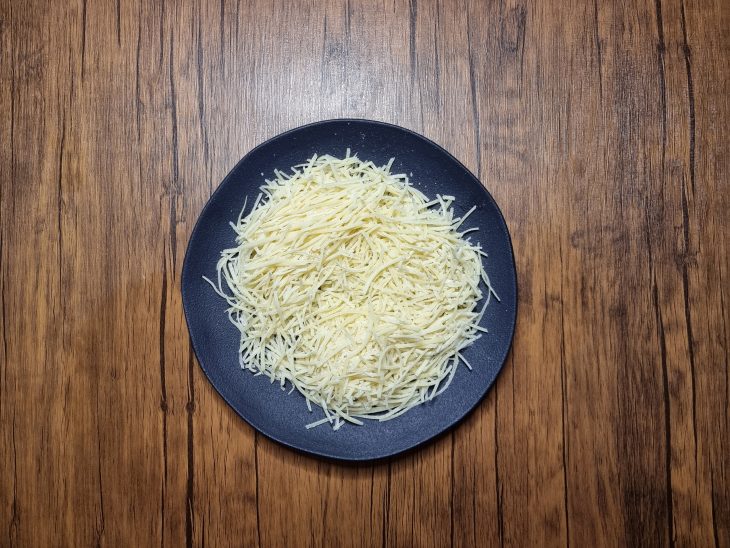 Queijo ralado em um prato.