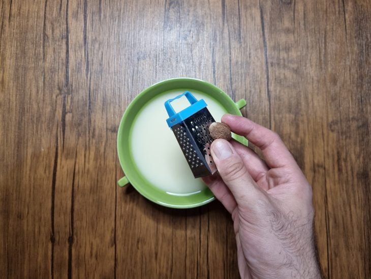 Noz-moscada sendo colocada na mistura.