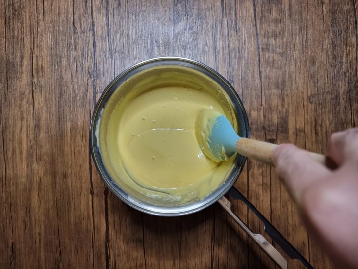 Mistura do fondue na panela.