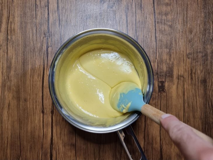 Espátula mexendo a mistura do fondue.