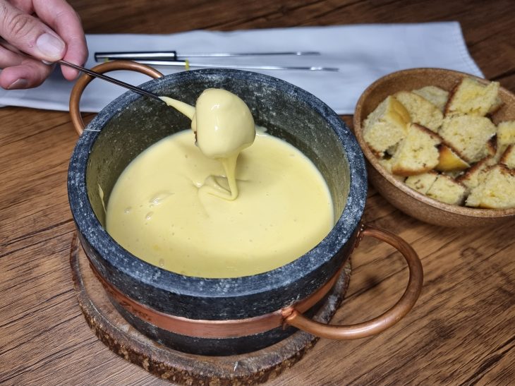 14 receitas de fondue de queijo para comer ajoelhado