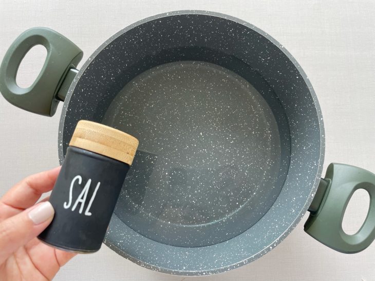 Água com sal na panela.