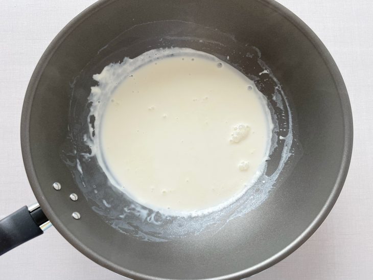 Creme de leite na panela.