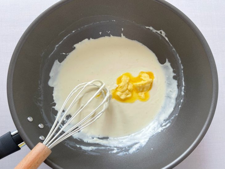Manteiga sendo incorporada no creme de queijo.