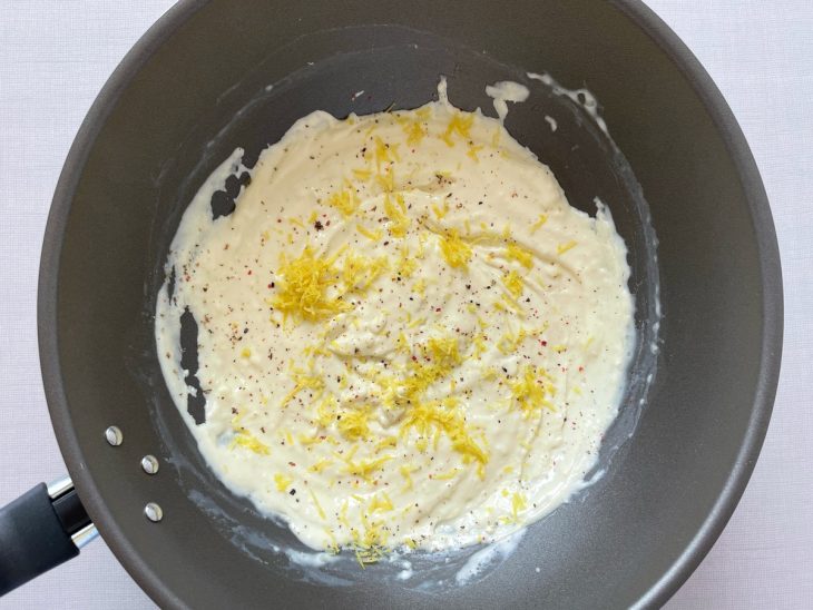 Temperos adicionados na panela.