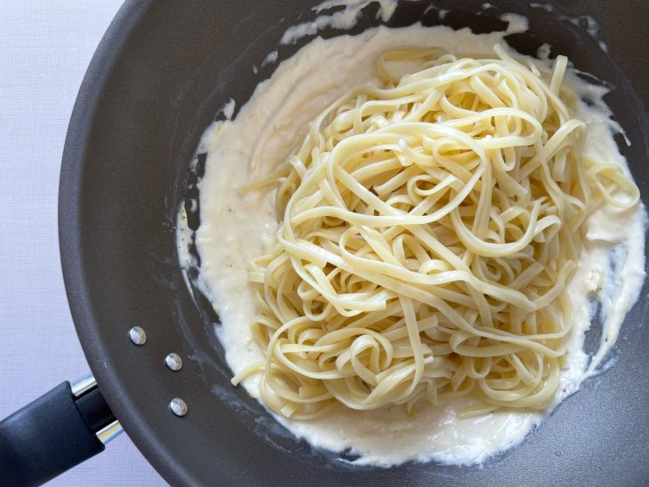Massa adicionada ao creme de queijo.