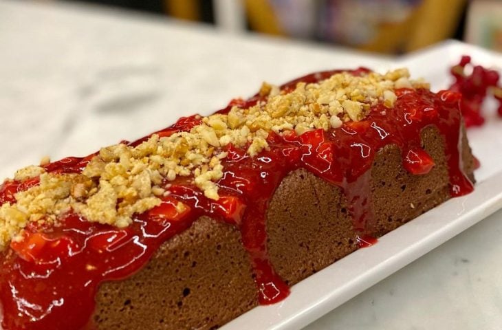 Fondant de chocolate com calda morangos