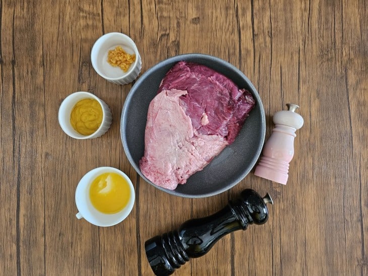 Uma bancada com os ingredientes separados.