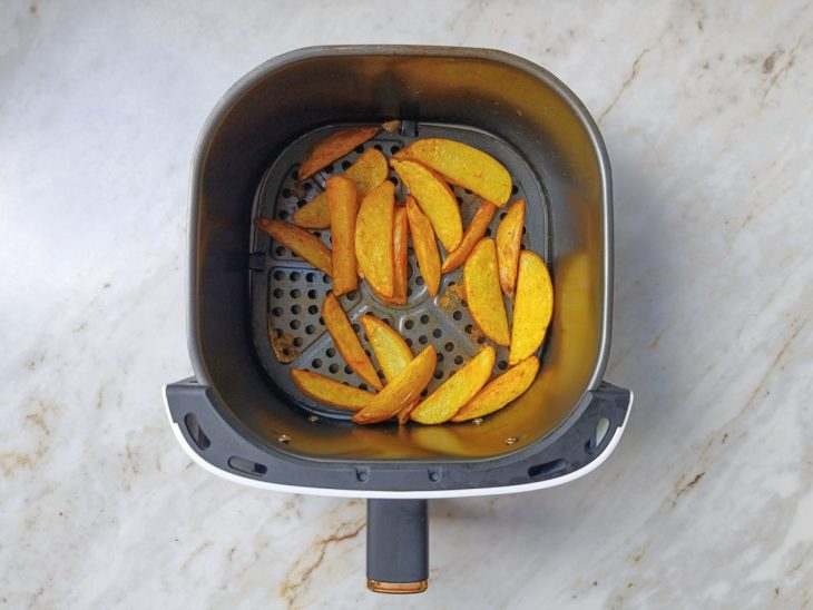 Batatas assando até ficarem douradas.