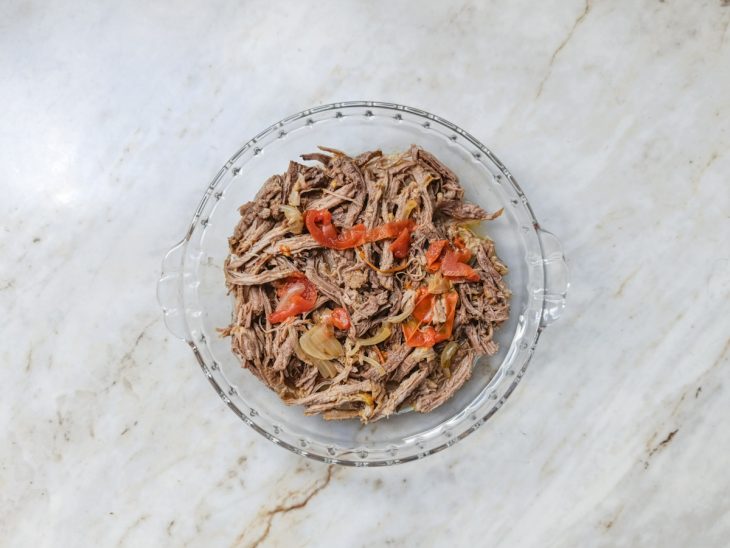 Fraldinha desfiada ainda quente com auxílio de garfos.