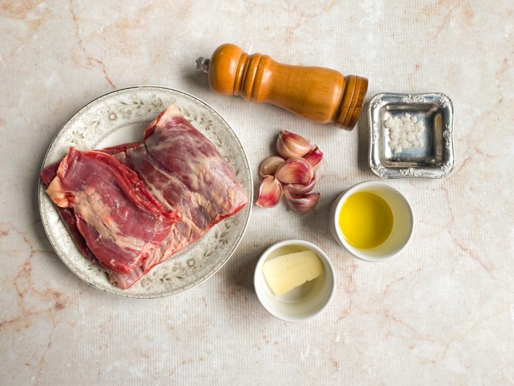 Ingredientes reunidos na bancada.