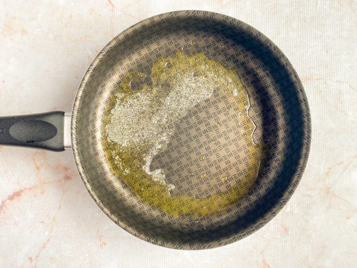 Frigideira com óleo.