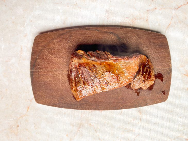 Na tábua, a peça da fraldinha descansando.