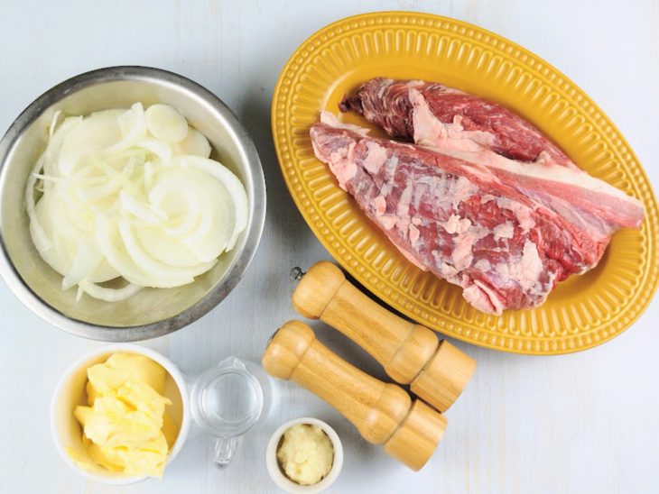 Ingredientes reunidos em uma bancada.