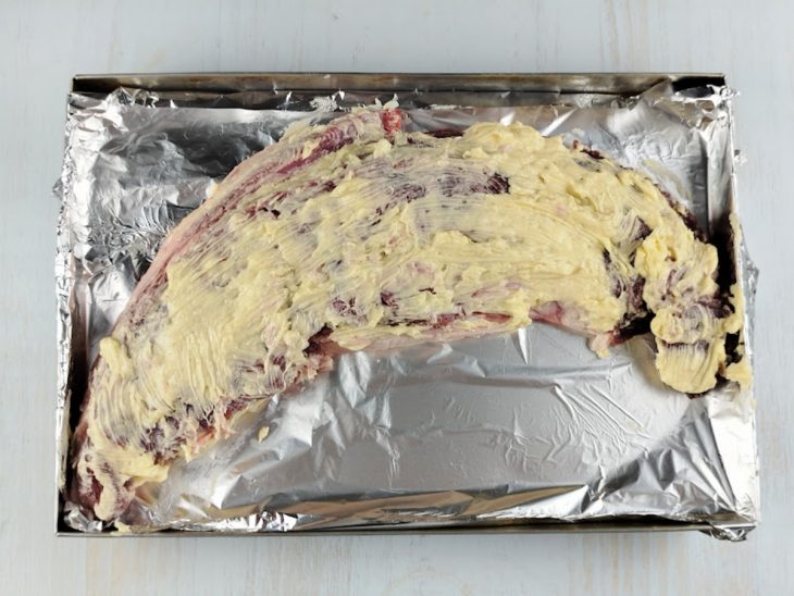 Pasta de tempero espalhada sobre a peça de fraldinha.