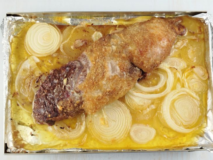 Carne parcialmente assada na forma.