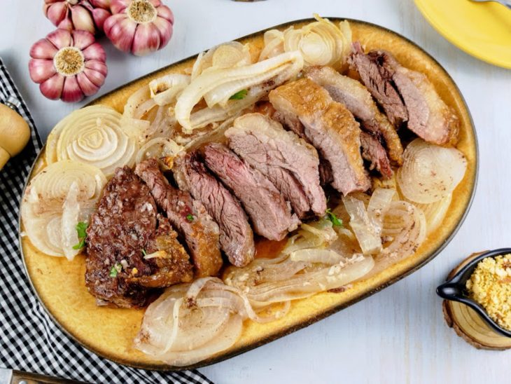 Fraldinha assada na manteiga e alho pronta para consumo em um refratário de porcelana.