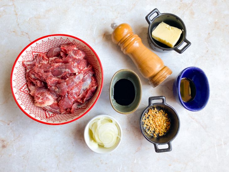 Ingredientes separados sobre a bancada.