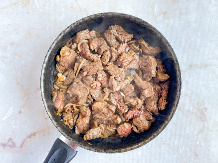 Fraldinha fritando na panela.