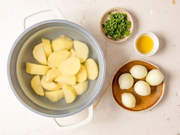 Uma bancada com os ingredientes.