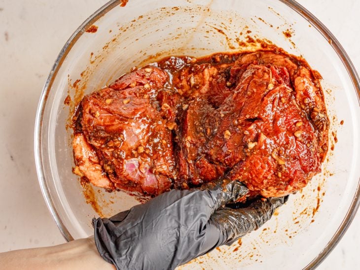 Uma tigela com a carne e a marinada.