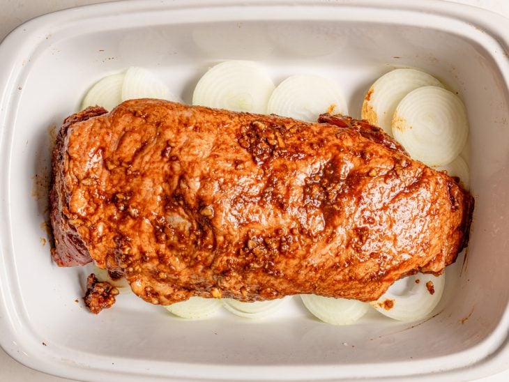 Um refratário com a cebola e a carne.