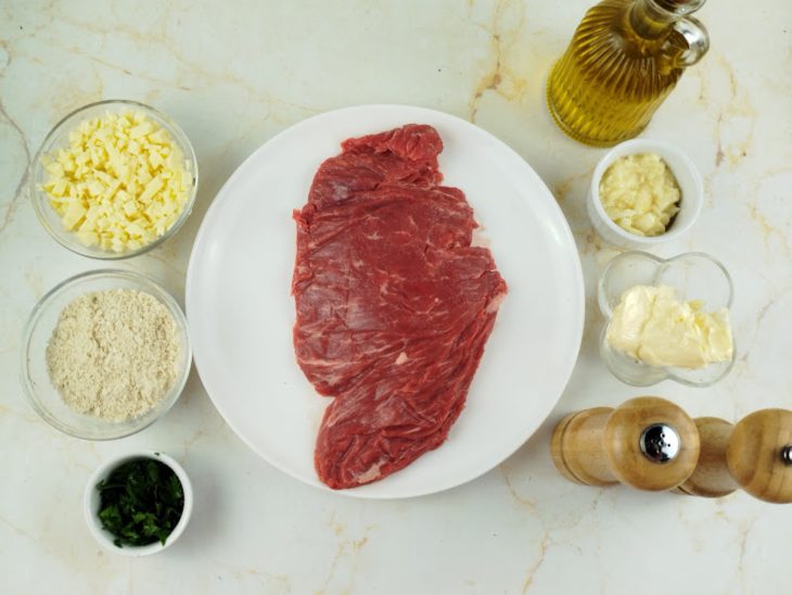 Ingredientes organizados na bancada com a fraldinha limpa e sem gordura.